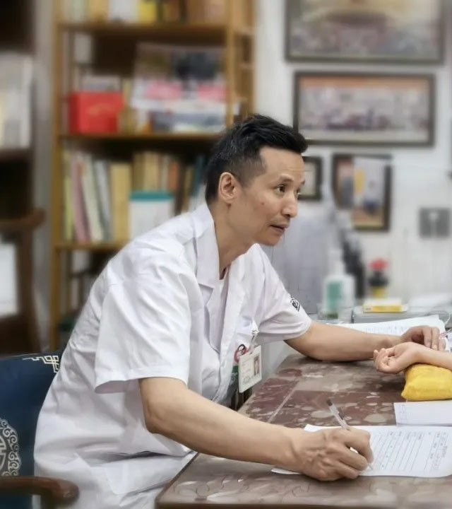 王氏精微脉法传承人-龙贻弘